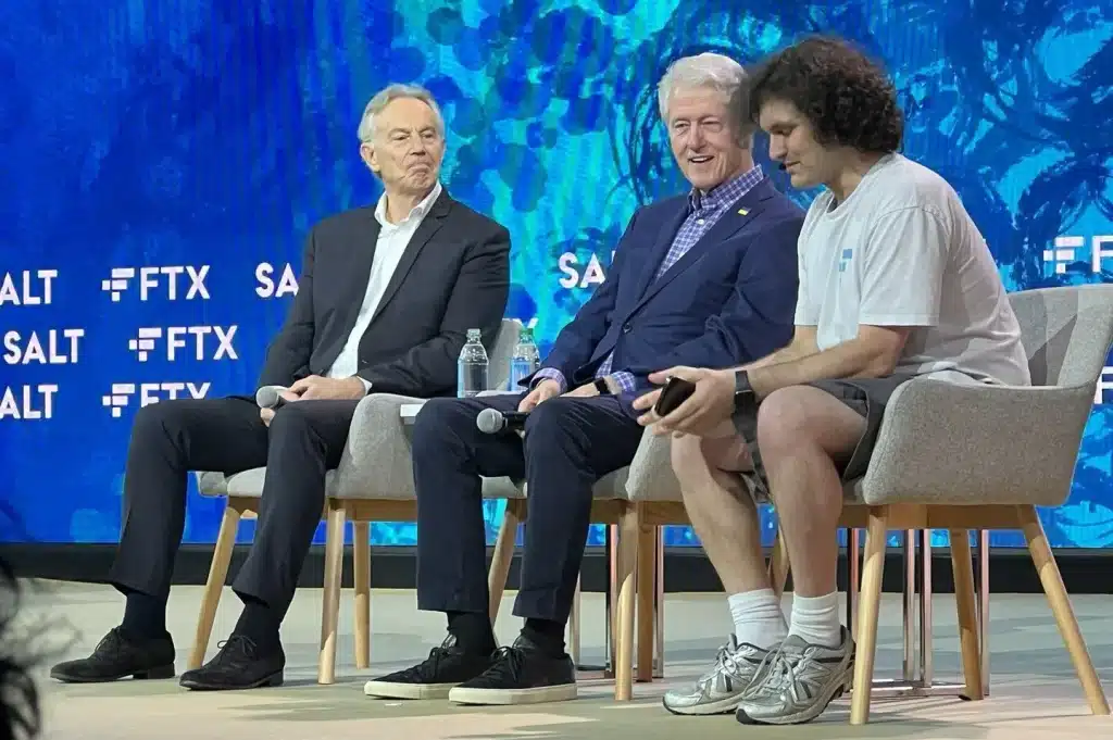 Tony Blair, Bill Clinton et SBF à la conférence Crypto Bahamas